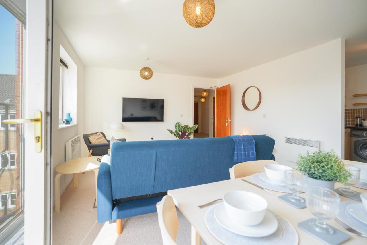 Stylish Apartment With Private Parking Cardiff Buitenkant foto