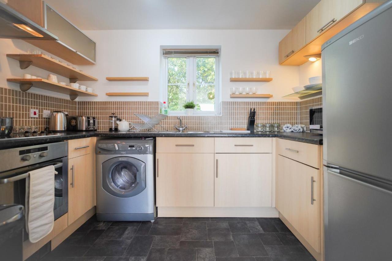 Stylish Apartment With Private Parking Cardiff Buitenkant foto