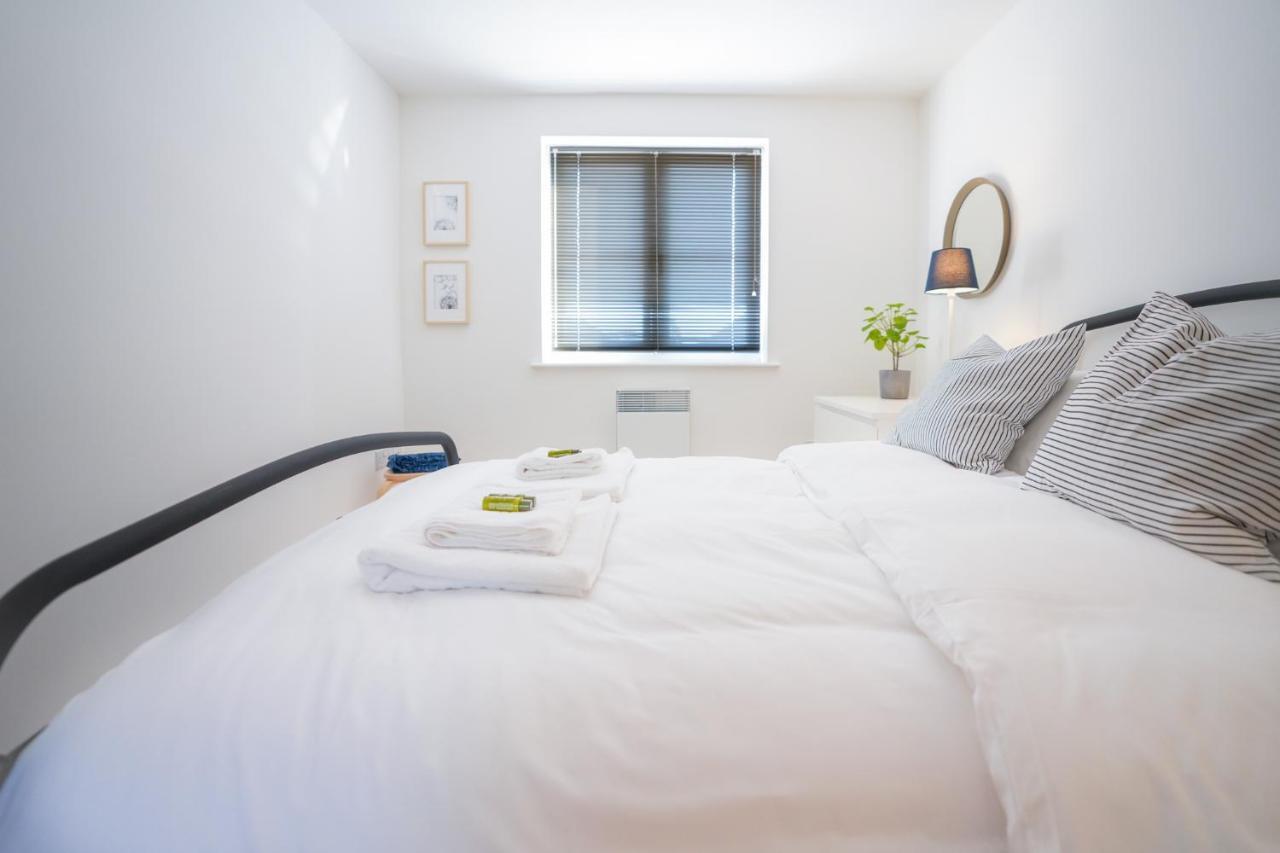 Stylish Apartment With Private Parking Cardiff Buitenkant foto