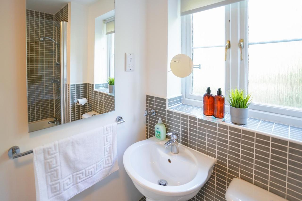 Stylish Apartment With Private Parking Cardiff Buitenkant foto