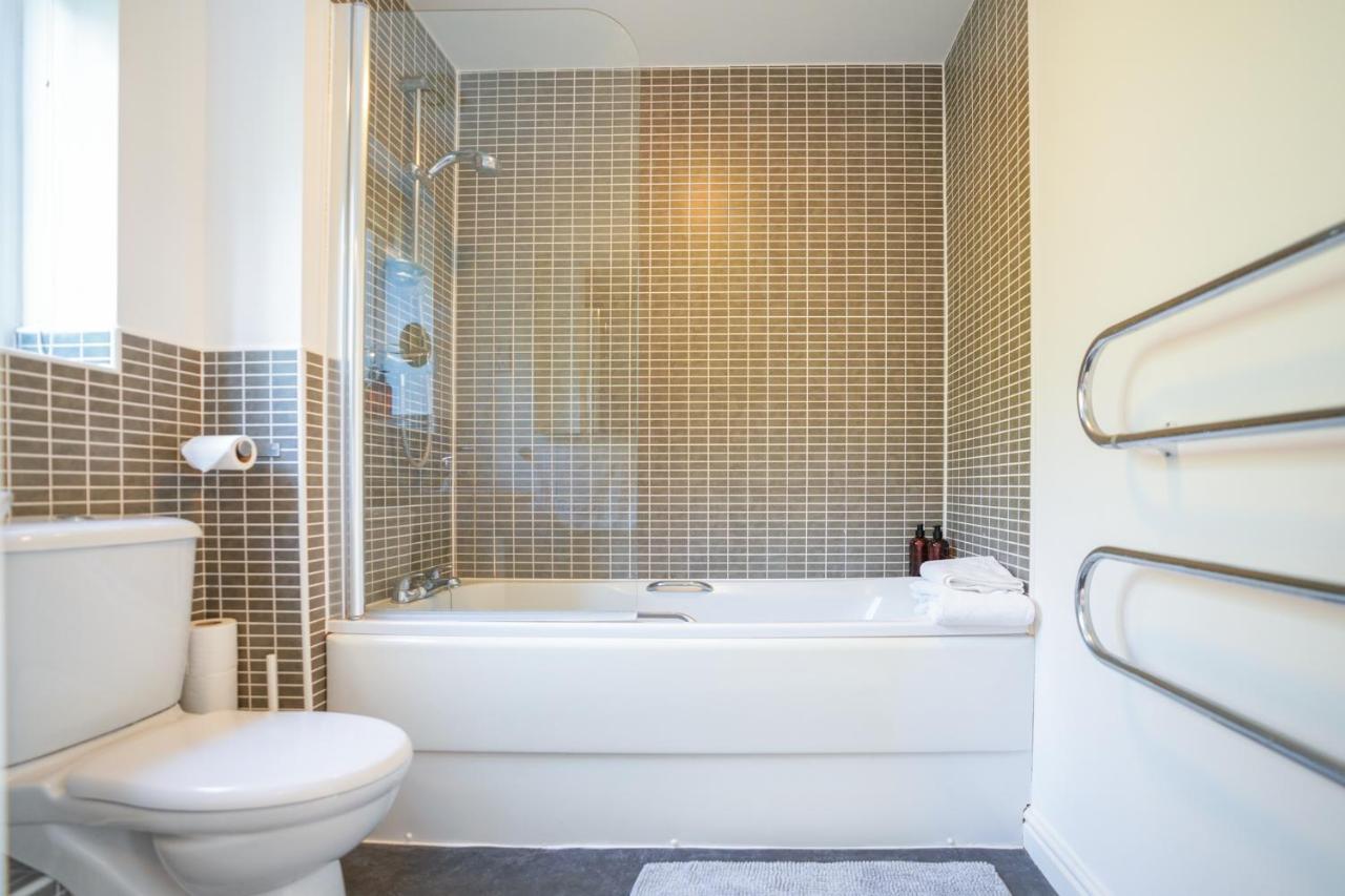 Stylish Apartment With Private Parking Cardiff Buitenkant foto