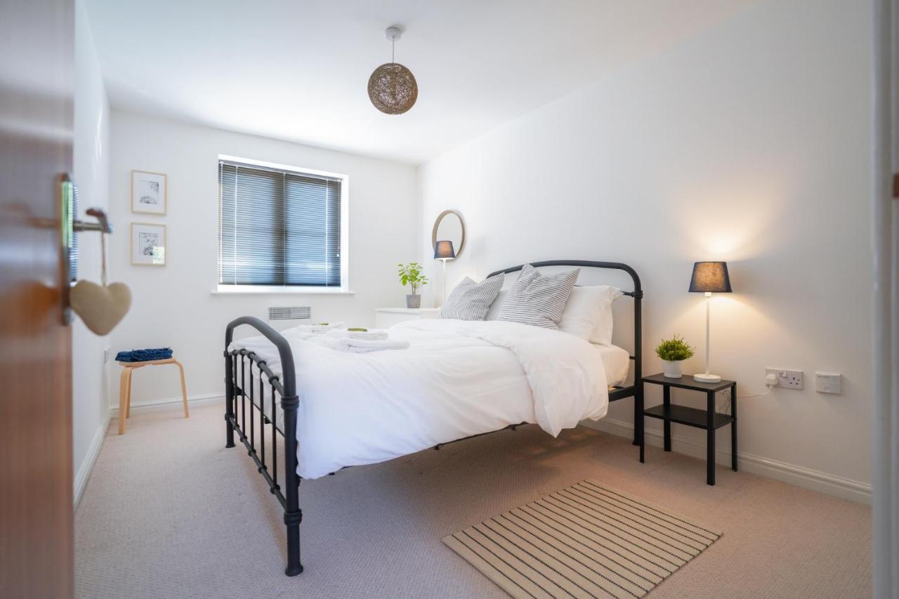 Stylish Apartment With Private Parking Cardiff Buitenkant foto