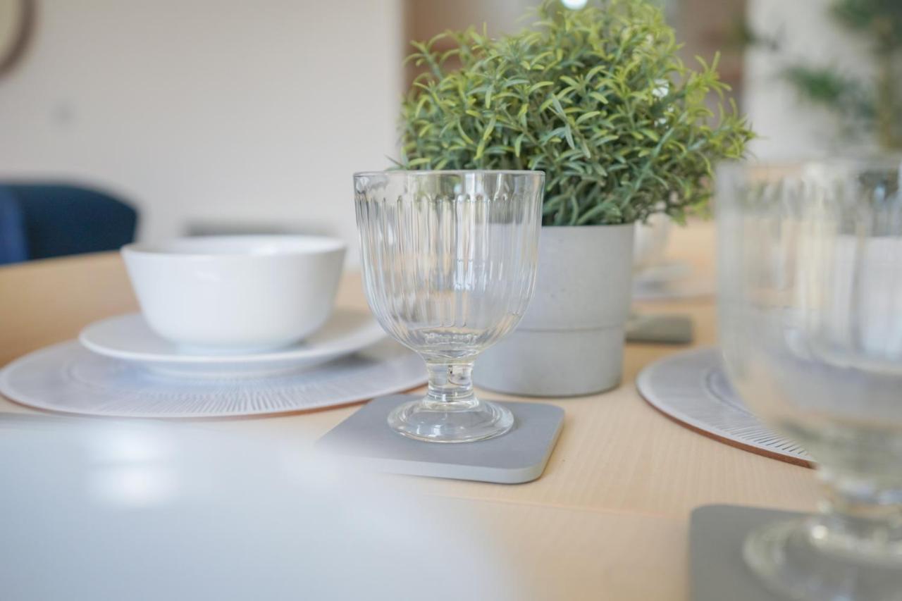 Stylish Apartment With Private Parking Cardiff Buitenkant foto
