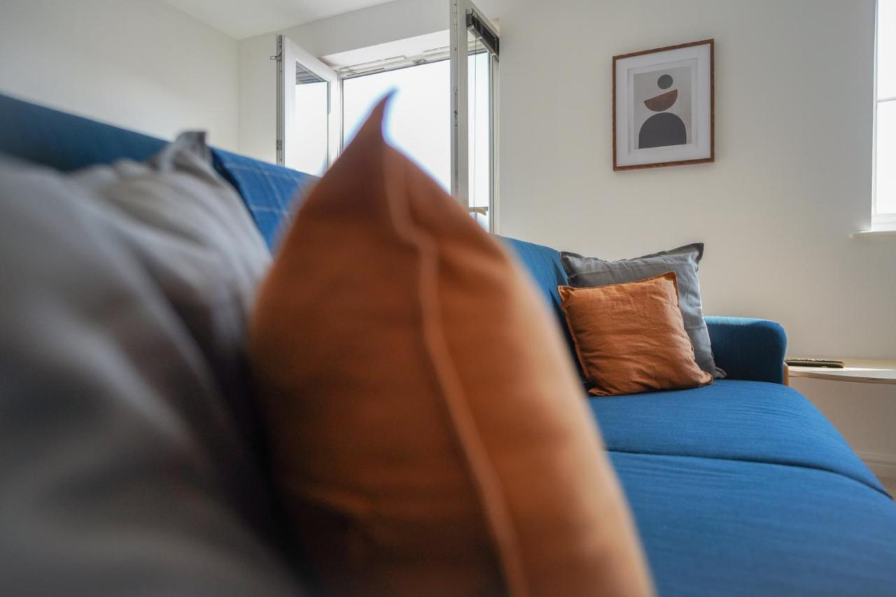 Stylish Apartment With Private Parking Cardiff Buitenkant foto